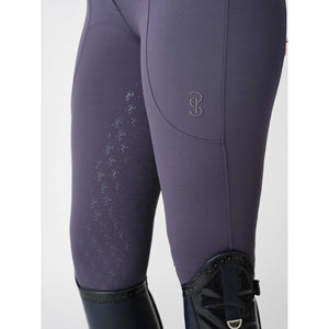 Detailansicht der Ps of Sweden Reitleggings Juliette in Lila mit Silikon-Grip und dehnbarem Material für maximale Bewegungsfreiheit.