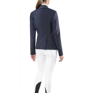 Rückansicht des Equiline Turniersakkos Grace in Dunkelblau mit figurbetonter Passform und doppeltem Rückenschlitz für optimale Bewegungsfreiheit.