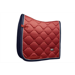 Equestrian Stockholm Schabracke Grenadine Red in glänzendem Rot mit navyblauer Umrandung. Schnelltrocknend und schmutzabweisend für Dressurpferde.