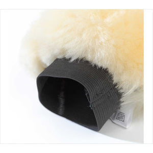 Detailansicht des Lammfell Putzhandschuhs von Kavalkade mit elastischem Gummizug für sicheren Halt bei der Pferdepflege.