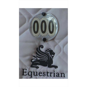 Kopfnummern Nähservice für Schabracken mit einfacher Befestigung per Gummischlaufen, auf weißer Turnierschabracke mit Equestrian-Logo.