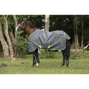 Amigo Hero Turnout 200g - Pferdedecke wasserfest in Grau mit neongrünen Akzenten, robustes 1200 Denier Polyester für optimalen Wetterschutz.