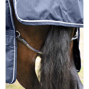 Waldhausen Schweifkordel PVC beschichtet am Pferd befestigt – elastischer Schweifriemen für sicheren Halt der Pferdedecke.