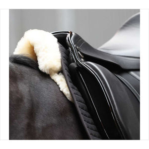 Kavalkade Lammfellkissen Pure unter schwarzem Sattel, eng anliegendes Design für optimale Druckverteilung und atmungsaktive Polsterung mit Lammfell.