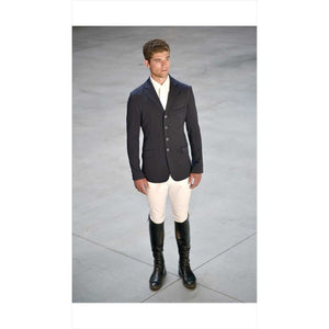 Esperado Turniersakko Herren Maurice in Dunkelblau mit perfekter Passform, kombiniert mit weißer Reithose und schwarzen Reitstiefeln. Ideal für Reitturniere.