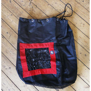 HorseGuard Heutasche mit rotem Netzfenster, ideal als praktische Fresszone Tasche für Pferdezubehör im Stall oder unterwegs.