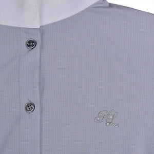 Detailansicht des Kingsland Turniershirts Jackie mit silbernem KL-Logo und feuchtigkeitsregulierendem Material für Damen.