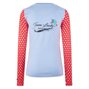Rückansicht des Imperial Riding Langarmshirts für Kinder in Hellblau mit roten Ärmeln und 'Team Lucky'-Print. Perfekt für junge Reiterinnen.