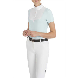 Seitliche Ansicht des eleganten Equiline Turniershirts Eveleene mit weißem Kragen und sportlichem Design | Hochwertige Reitmode im SALE.