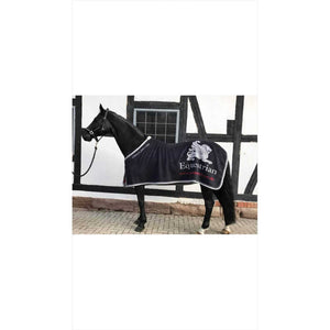Equest Dralondecke - Wärmespeichernd kaufen: Schwarze Abschwitzdecke aus Dralon mit silbernem Logo auf schwarzem Pferd, ideal für Wärme und Komfort.