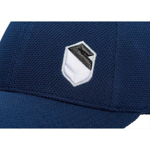 Nahaufnahme des gestickten Logos auf der Samshield Cap Flexfit kaufen - Flexible Größe | Atmungsaktiv mit strukturierter Waffeloberfläche.