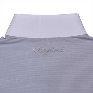 Rückseite des Kingsland Turniershirts mit gesticktem Kingsland-Schriftzug am weißen Kragen, perfekt für Damen im Reitsport.