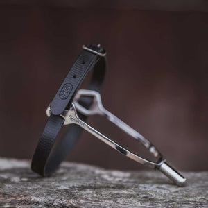 Schwarzer Sprenger Sporenriemen Biothane 45cm an Sporen montiert, wasserfest und kältebeständig für den Reitsport.