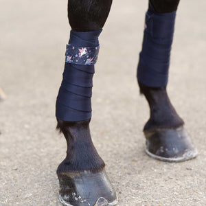 Beinschutz für Shettys mit IRHStormy Winter Bandagen, sicherer Sitz durch Klettverschluss, warmes Fleece für kalte Tage.